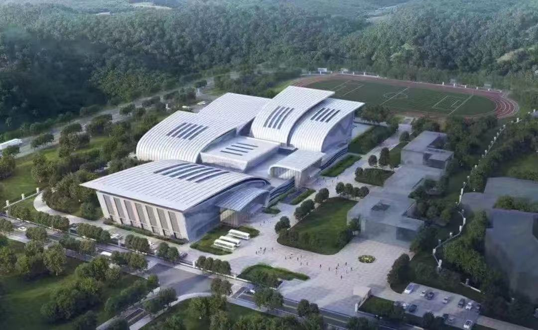 福建省體育局貴安跳水游泳訓(xùn)練基地 貴安溫泉游泳基地本次擴建包括新建一座游泳跳水館，其占地面積為13622.69平方米，同時配套建設(shè)了運動員公寓、餐廳、科研樓以及門衛(wèi)室等設(shè)施，分別擁有3297.68平方米、1173.94平方米、1852.09平方米和26.69平方米的建筑面積。此外，還規(guī)劃了400米長的田徑場、室外跳水池以及籃球場和網(wǎng)球場等運動場地，使得整個項目擴建后的總建筑面積達到了23235.29平方米（包含地下室部分）。